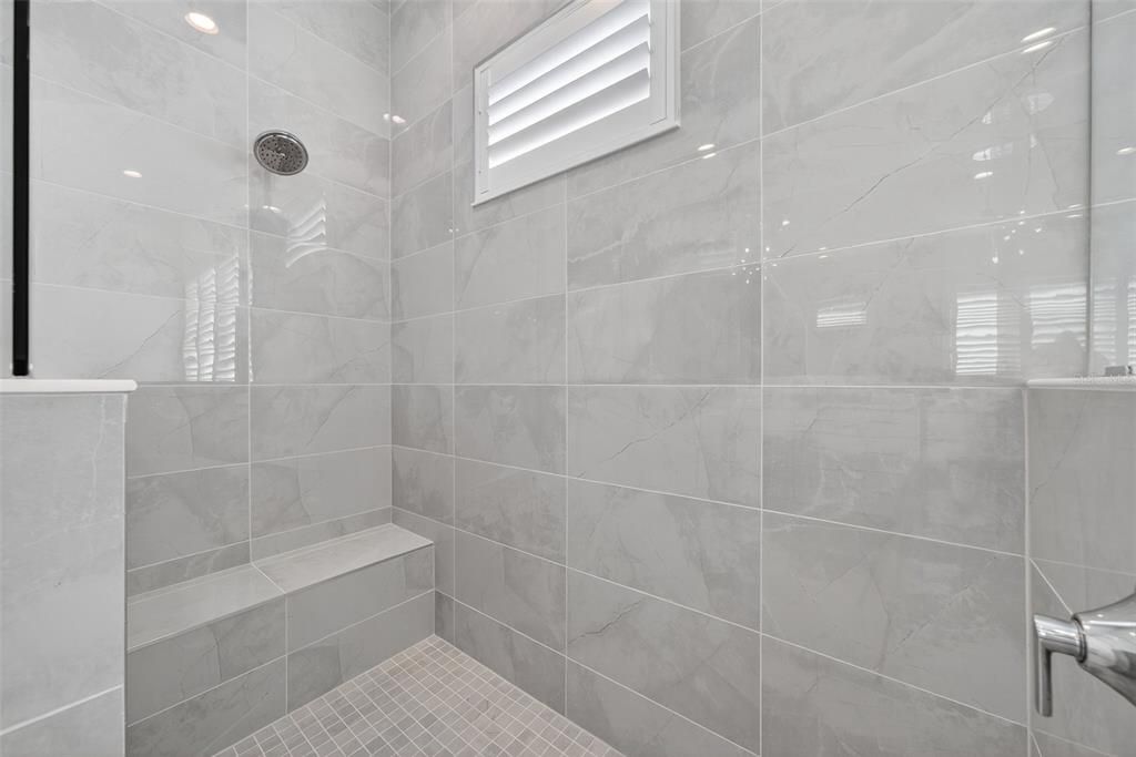 Под контрактом: $1,250,000 (3 спален, 3 ванн, 2700 Квадратных фут)