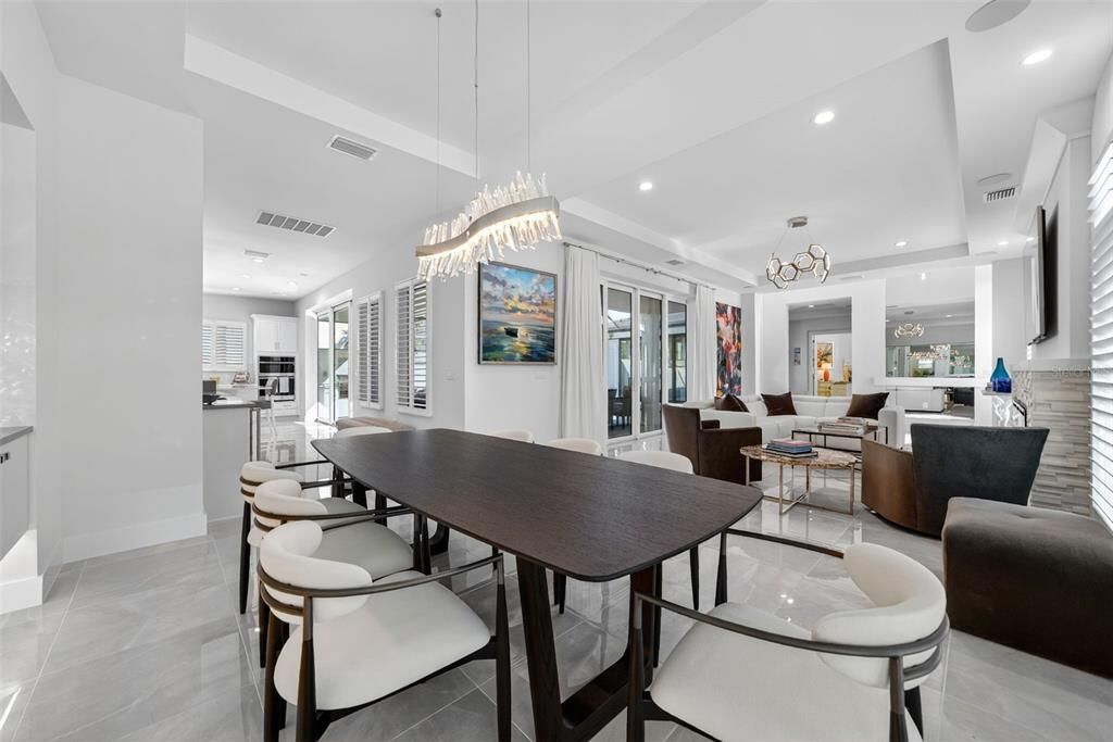 Под контрактом: $1,250,000 (3 спален, 3 ванн, 2700 Квадратных фут)