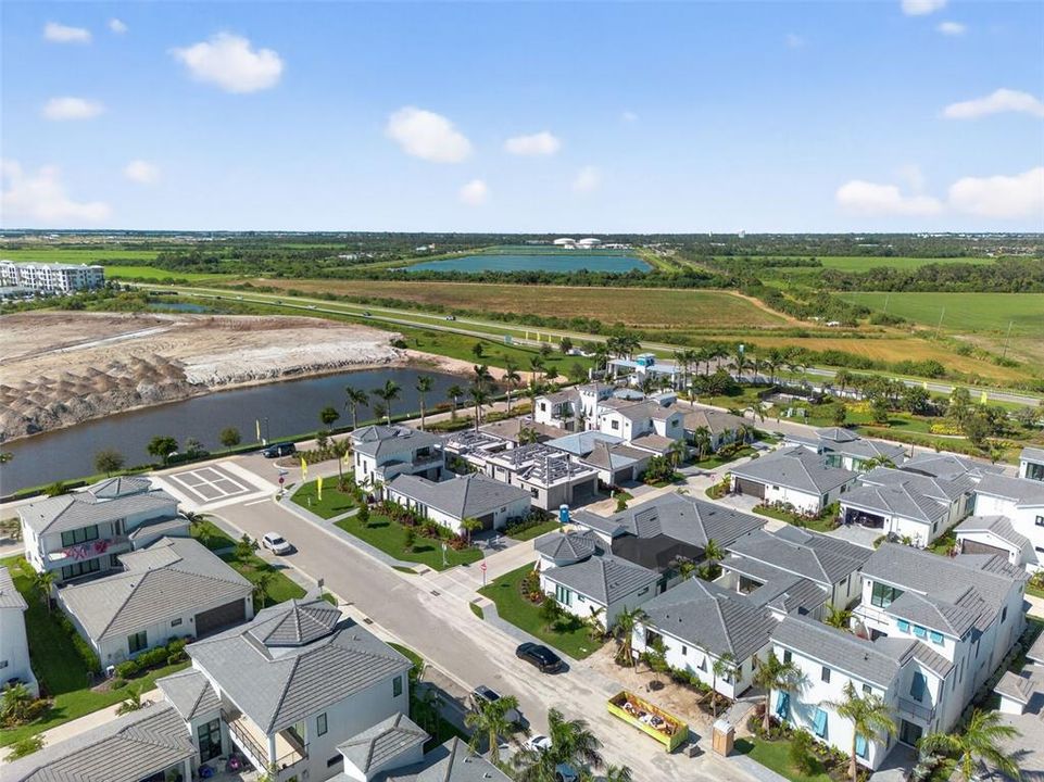 Под контрактом: $1,250,000 (3 спален, 3 ванн, 2700 Квадратных фут)