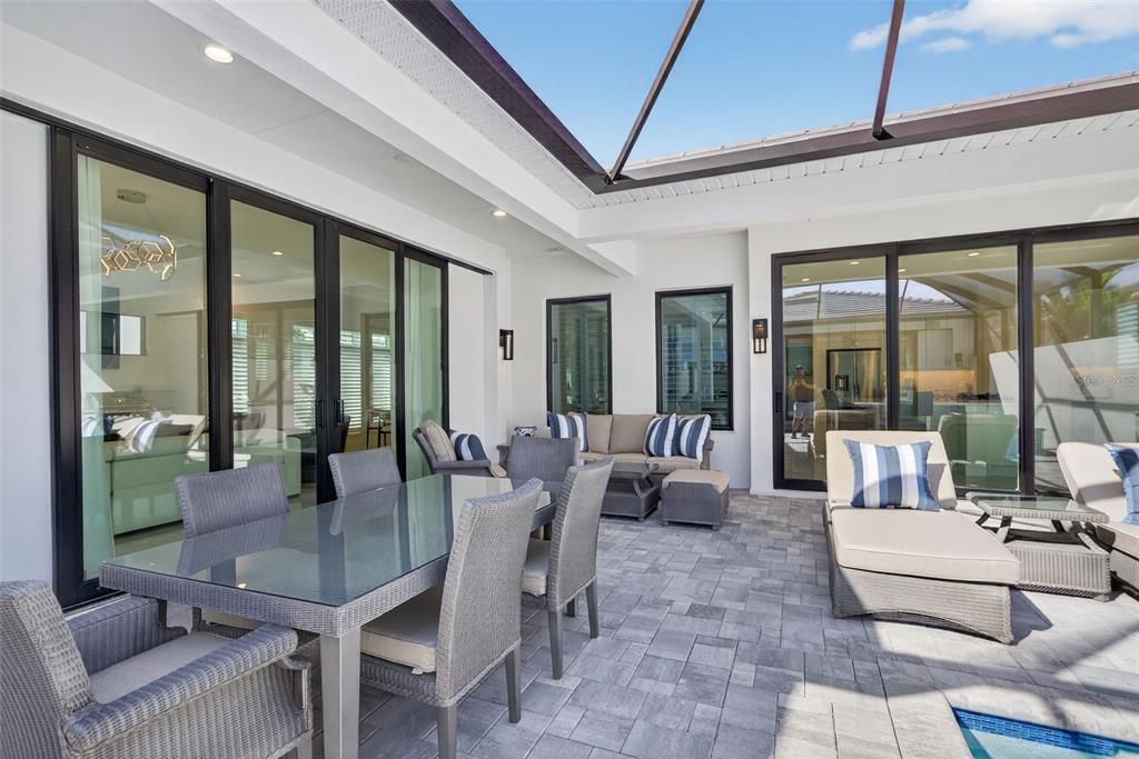 Под контрактом: $1,250,000 (3 спален, 3 ванн, 2700 Квадратных фут)