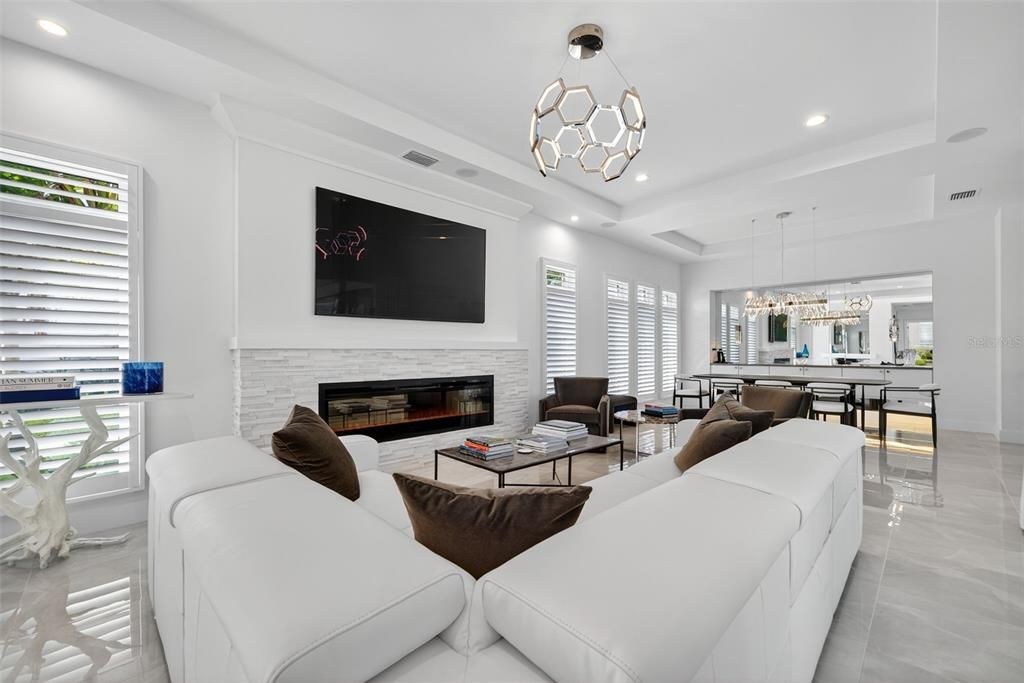 Под контрактом: $1,250,000 (3 спален, 3 ванн, 2700 Квадратных фут)