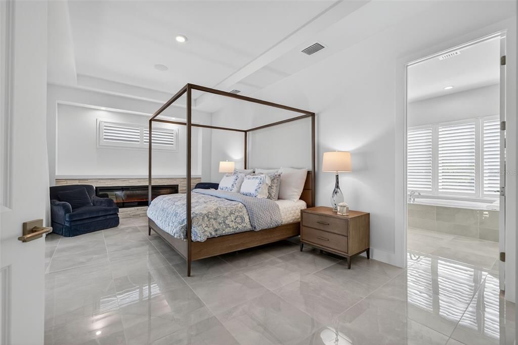 Под контрактом: $1,250,000 (3 спален, 3 ванн, 2700 Квадратных фут)