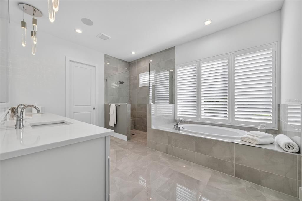 Под контрактом: $1,250,000 (3 спален, 3 ванн, 2700 Квадратных фут)