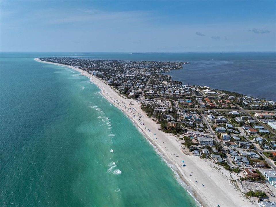 Под контрактом: $1,250,000 (3 спален, 3 ванн, 2700 Квадратных фут)