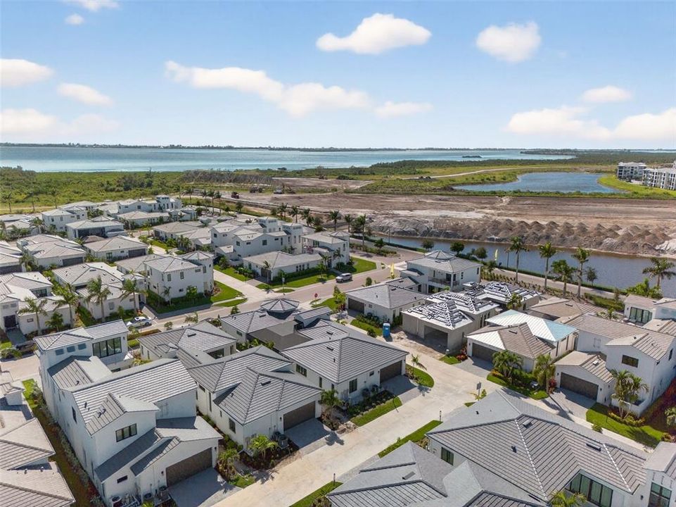 Под контрактом: $1,250,000 (3 спален, 3 ванн, 2700 Квадратных фут)