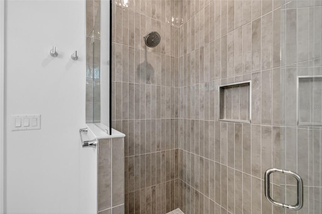 Под контрактом: $1,250,000 (3 спален, 3 ванн, 2700 Квадратных фут)