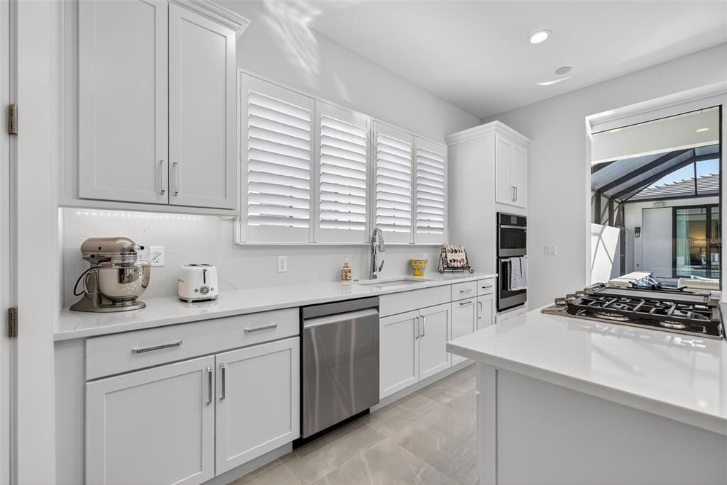 Под контрактом: $1,250,000 (3 спален, 3 ванн, 2700 Квадратных фут)