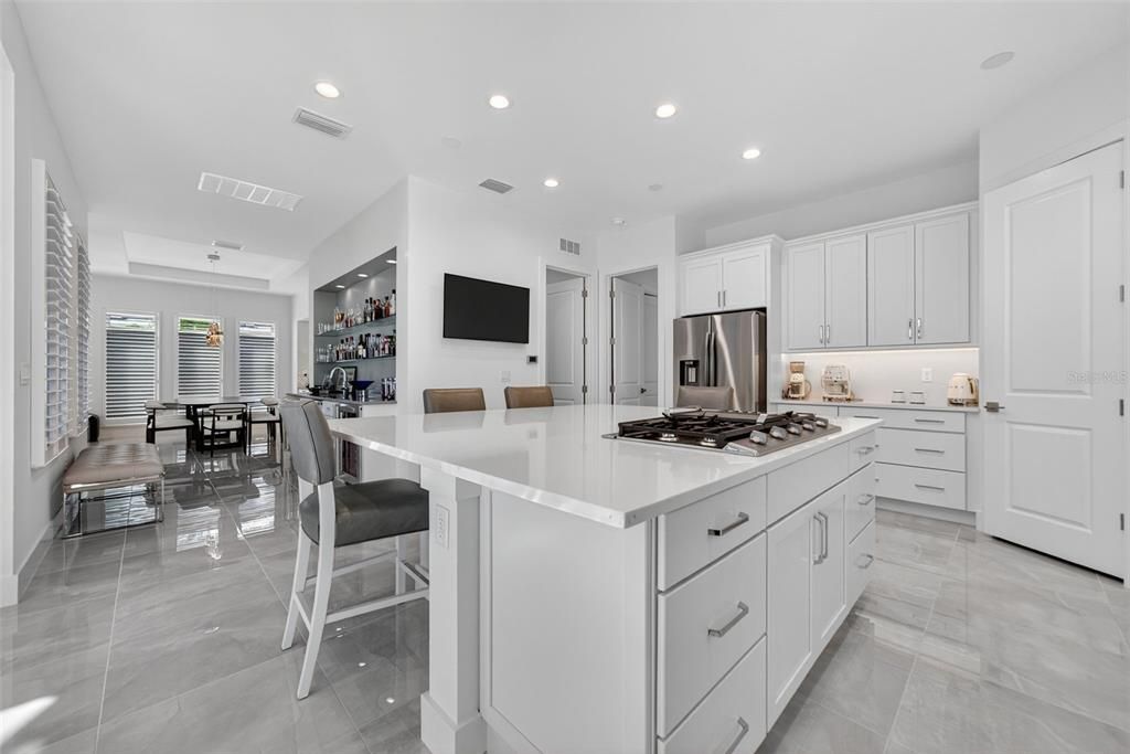 Под контрактом: $1,250,000 (3 спален, 3 ванн, 2700 Квадратных фут)