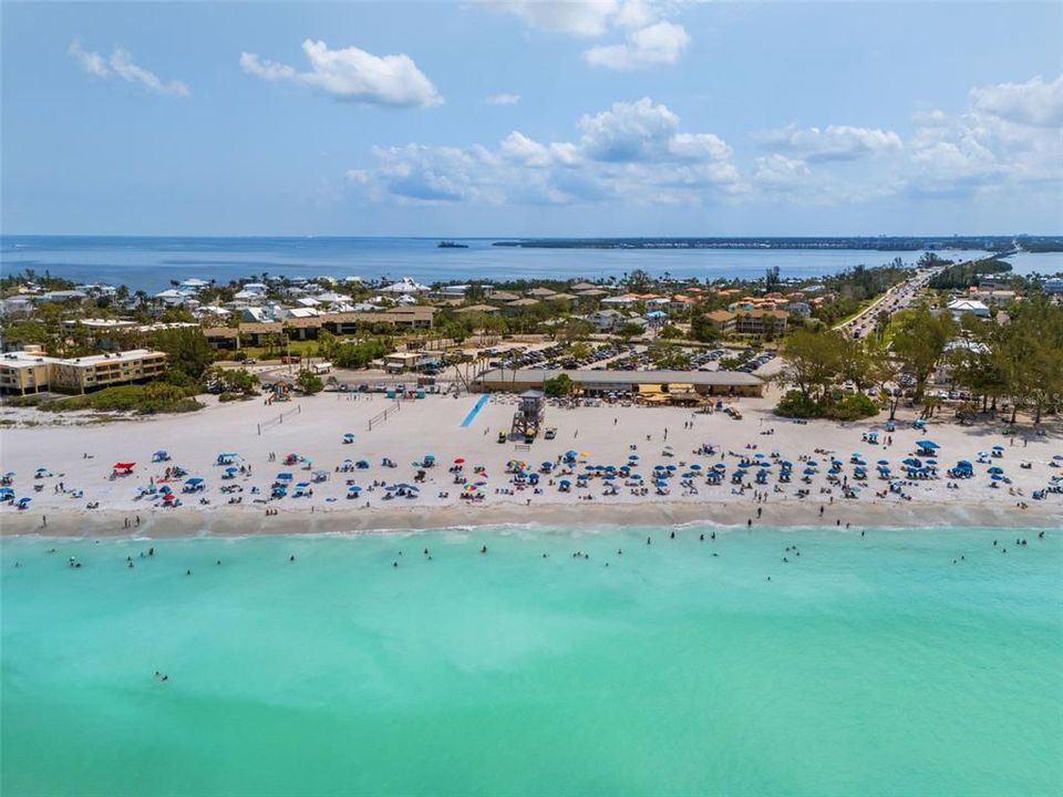 Под контрактом: $1,250,000 (3 спален, 3 ванн, 2700 Квадратных фут)