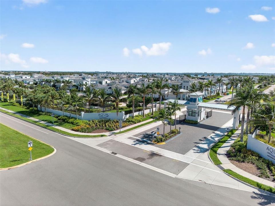 Под контрактом: $1,250,000 (3 спален, 3 ванн, 2700 Квадратных фут)