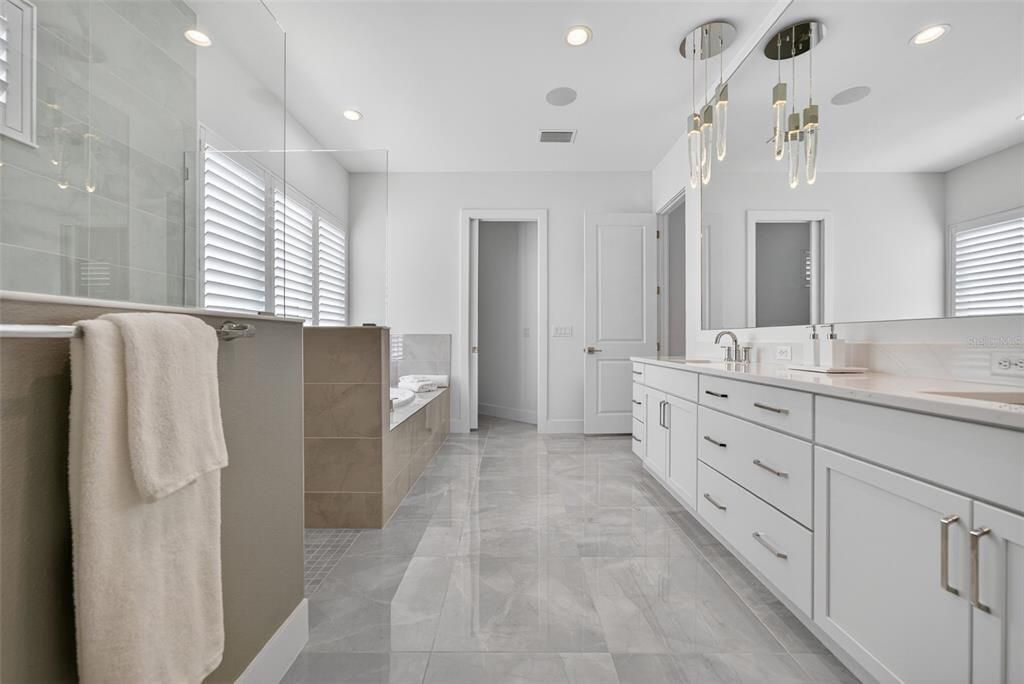 Под контрактом: $1,250,000 (3 спален, 3 ванн, 2700 Квадратных фут)