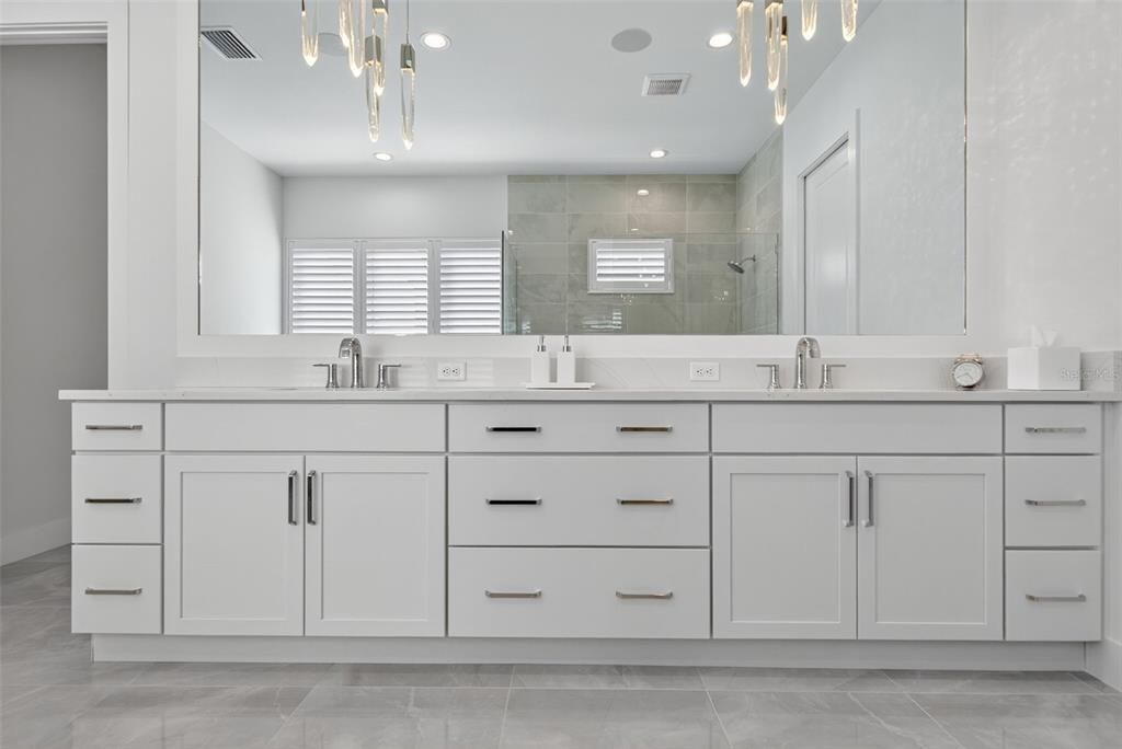 Под контрактом: $1,250,000 (3 спален, 3 ванн, 2700 Квадратных фут)