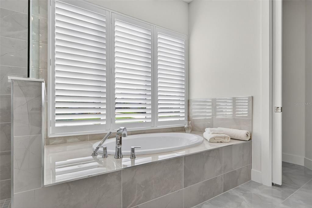 Под контрактом: $1,250,000 (3 спален, 3 ванн, 2700 Квадратных фут)