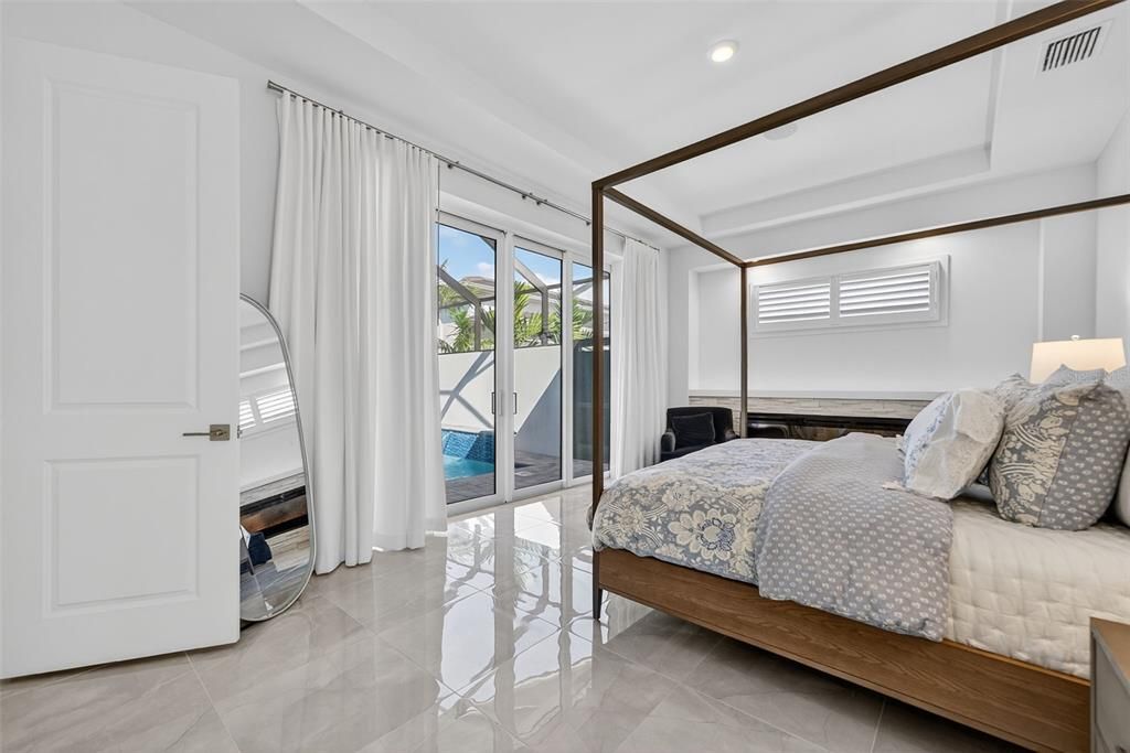 Под контрактом: $1,250,000 (3 спален, 3 ванн, 2700 Квадратных фут)