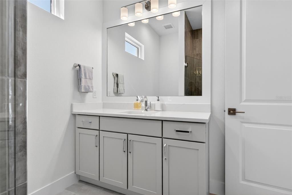 Под контрактом: $1,250,000 (3 спален, 3 ванн, 2700 Квадратных фут)