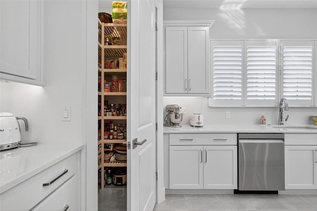 Под контрактом: $1,250,000 (3 спален, 3 ванн, 2700 Квадратных фут)