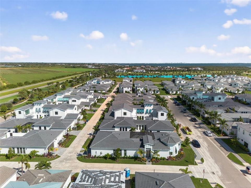 Под контрактом: $1,250,000 (3 спален, 3 ванн, 2700 Квадратных фут)