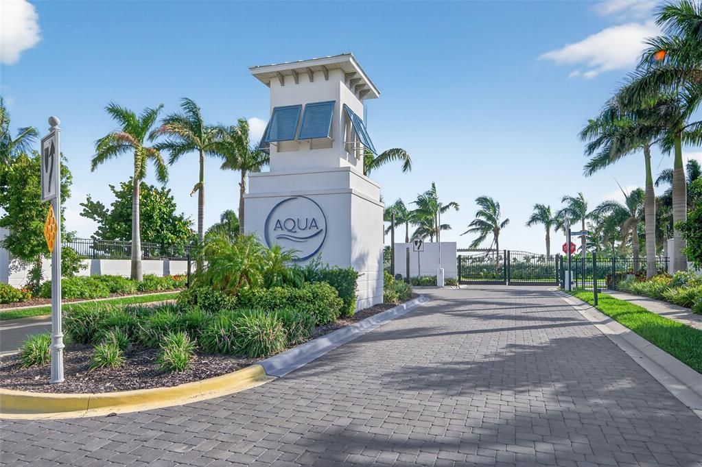 Под контрактом: $1,250,000 (3 спален, 3 ванн, 2700 Квадратных фут)