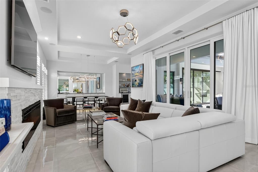 Под контрактом: $1,250,000 (3 спален, 3 ванн, 2700 Квадратных фут)