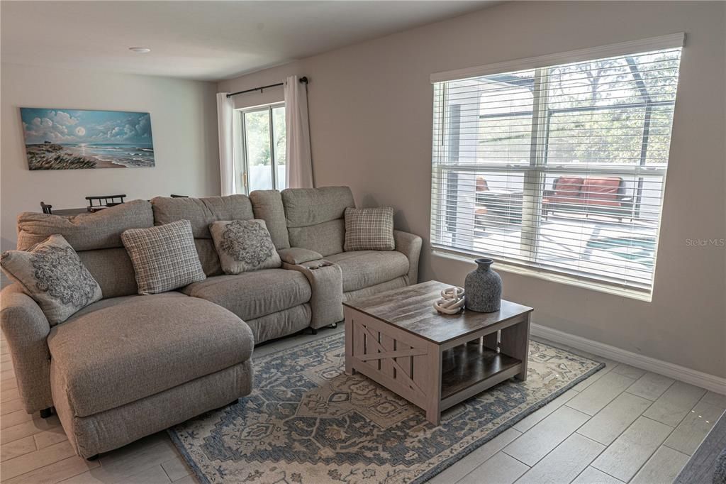 Activo con contrato: $365,000 (4 camas, 2 baños, 1499 Pies cuadrados)