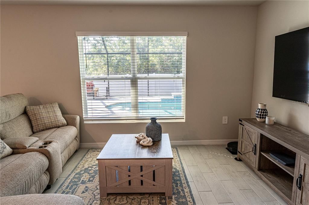 Activo con contrato: $365,000 (4 camas, 2 baños, 1499 Pies cuadrados)