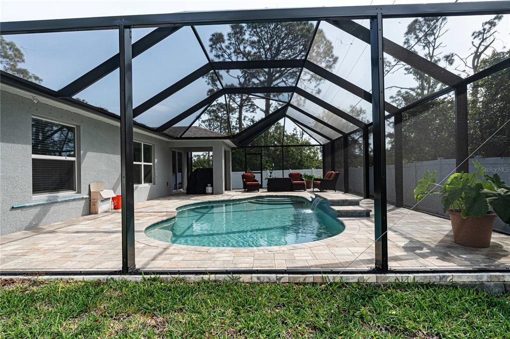 Activo con contrato: $365,000 (4 camas, 2 baños, 1499 Pies cuadrados)