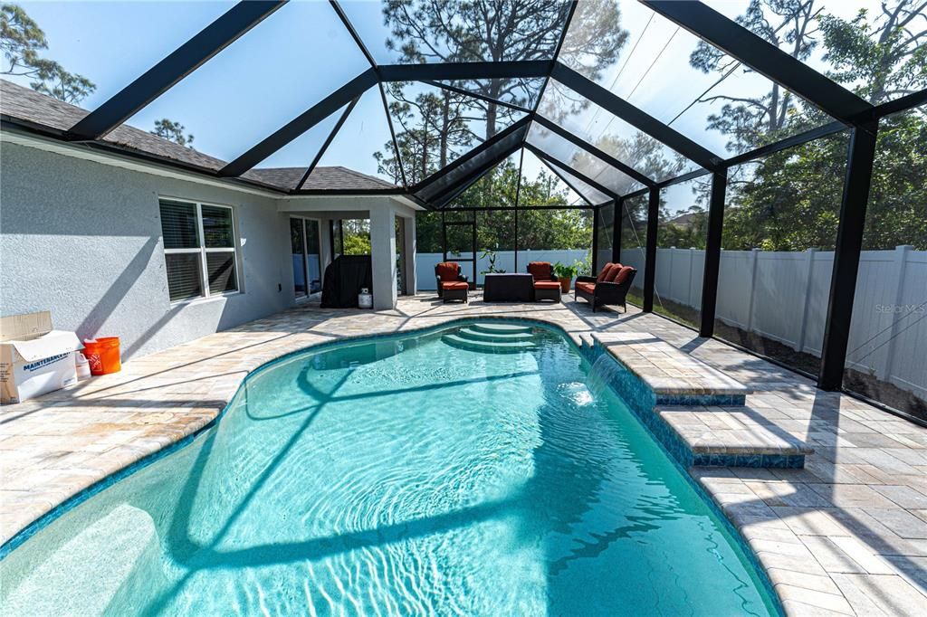 Activo con contrato: $365,000 (4 camas, 2 baños, 1499 Pies cuadrados)