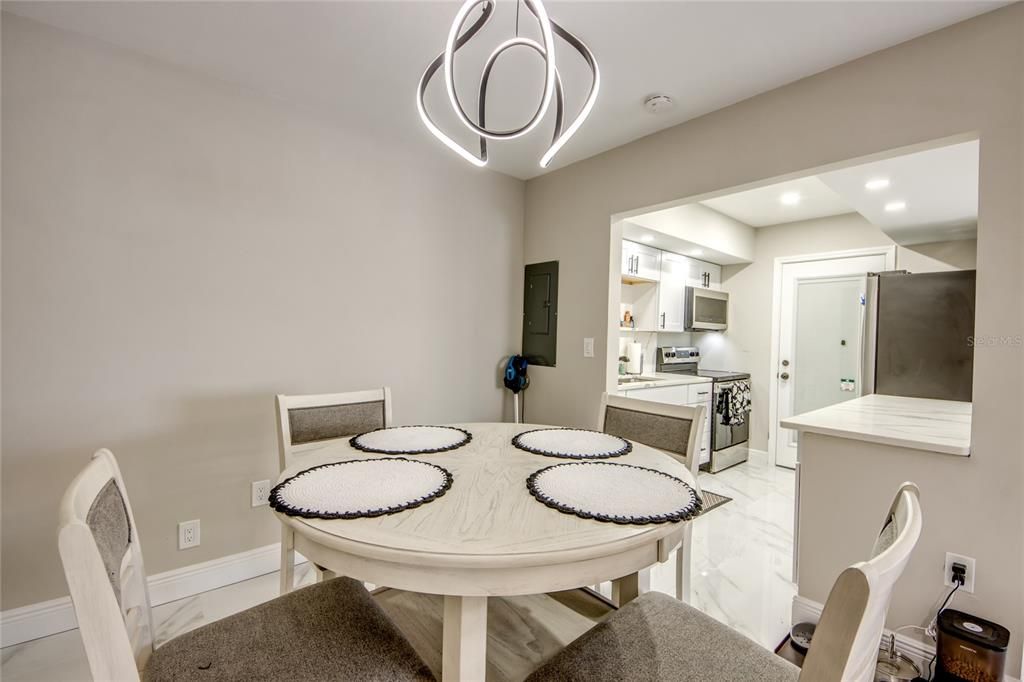 En Venta: $179,900 (2 camas, 2 baños, 882 Pies cuadrados)