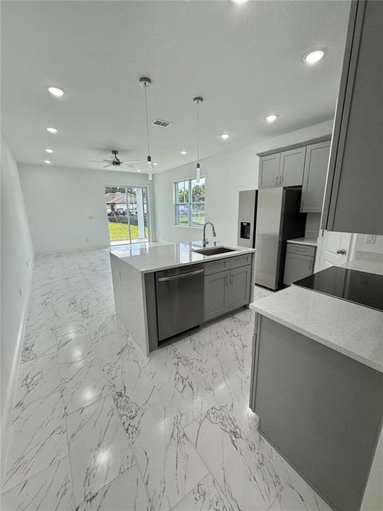 合同活跃: $2,300 (3 贝兹, 2 浴室, 1692 平方英尺)