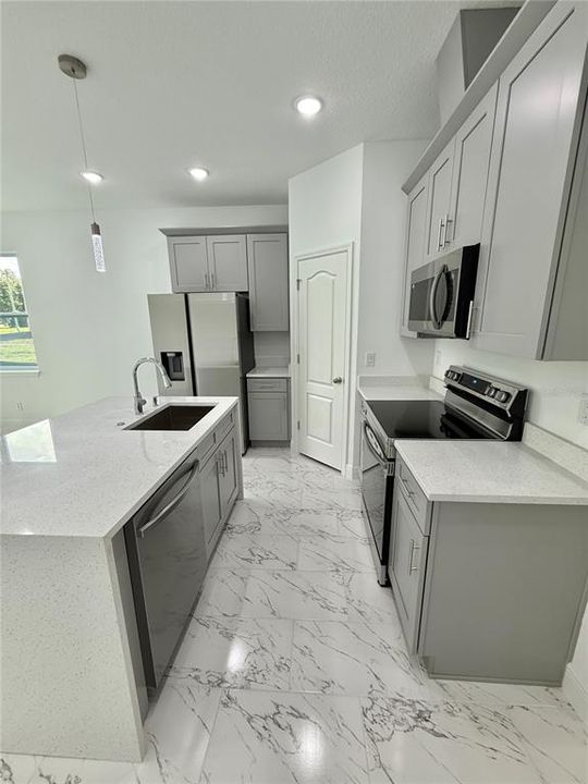 合同活跃: $2,300 (3 贝兹, 2 浴室, 1692 平方英尺)