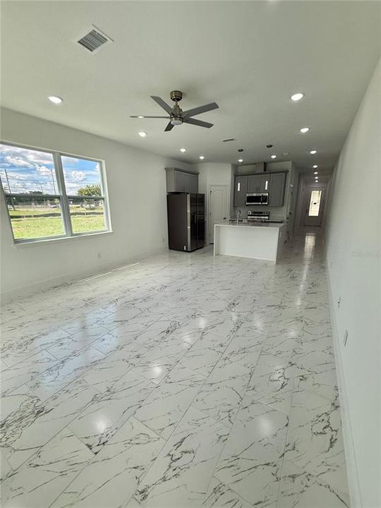 合同活跃: $2,300 (3 贝兹, 2 浴室, 1692 平方英尺)