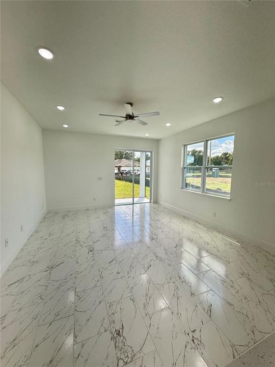 合同活跃: $2,300 (3 贝兹, 2 浴室, 1692 平方英尺)