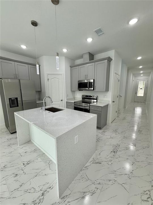 合同活跃: $2,300 (3 贝兹, 2 浴室, 1692 平方英尺)