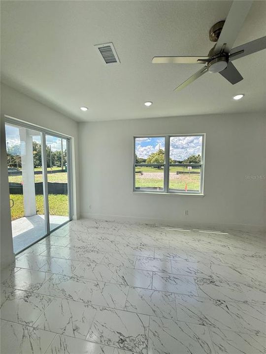 合同活跃: $2,300 (3 贝兹, 2 浴室, 1692 平方英尺)