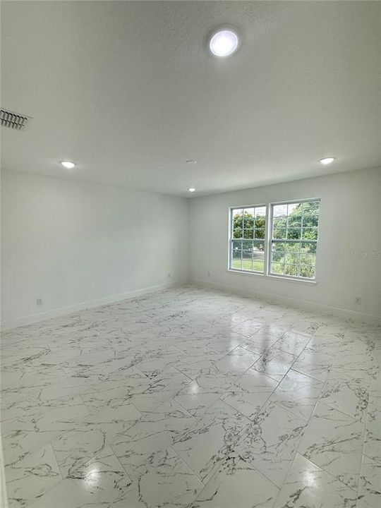 合同活跃: $2,300 (3 贝兹, 2 浴室, 1692 平方英尺)