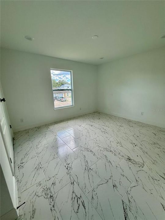 合同活跃: $2,300 (3 贝兹, 2 浴室, 1692 平方英尺)