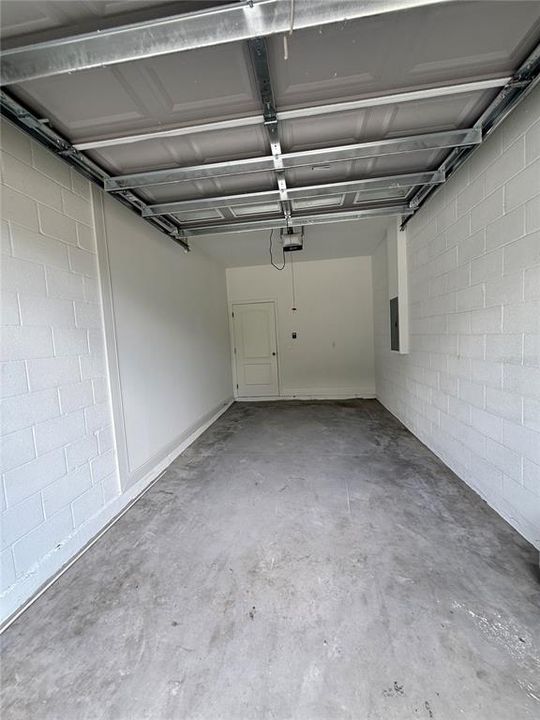 合同活跃: $2,300 (3 贝兹, 2 浴室, 1692 平方英尺)