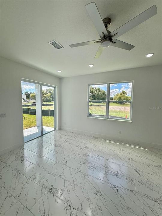 合同活跃: $2,300 (3 贝兹, 2 浴室, 1692 平方英尺)