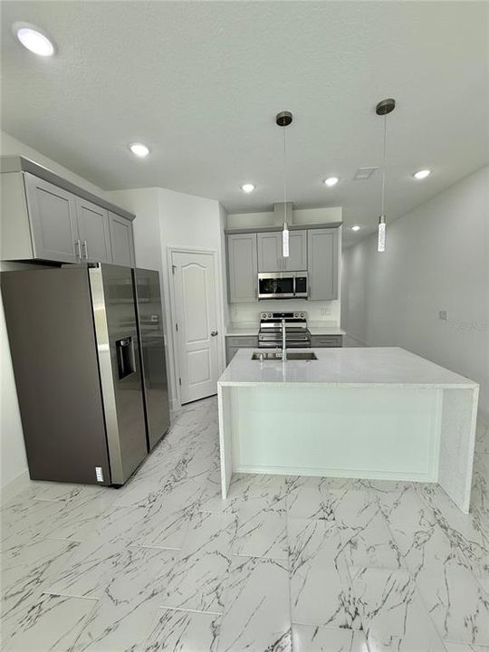 合同活跃: $2,300 (3 贝兹, 2 浴室, 1692 平方英尺)