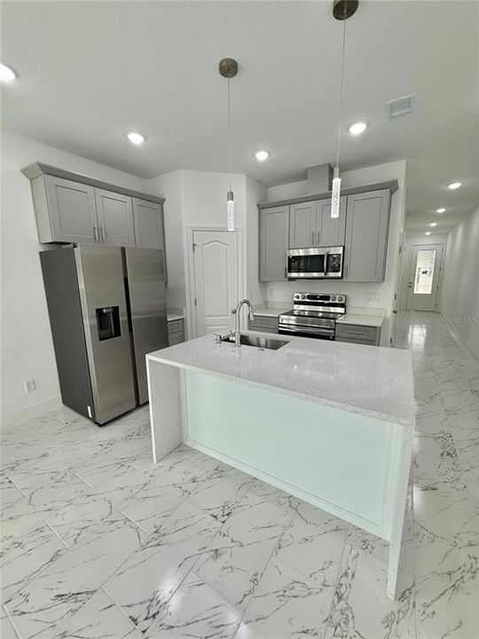 合同活跃: $2,300 (3 贝兹, 2 浴室, 1692 平方英尺)