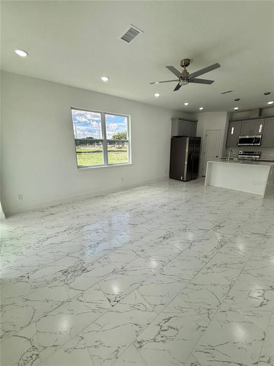 合同活跃: $2,300 (3 贝兹, 2 浴室, 1692 平方英尺)