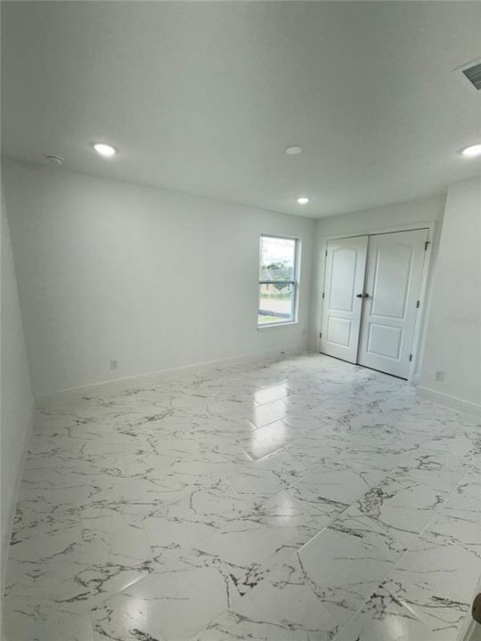 合同活跃: $2,300 (3 贝兹, 2 浴室, 1692 平方英尺)