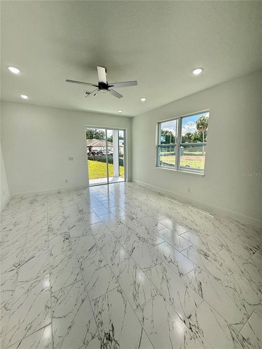 合同活跃: $2,300 (3 贝兹, 2 浴室, 1692 平方英尺)