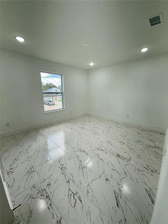 合同活跃: $2,300 (3 贝兹, 2 浴室, 1692 平方英尺)