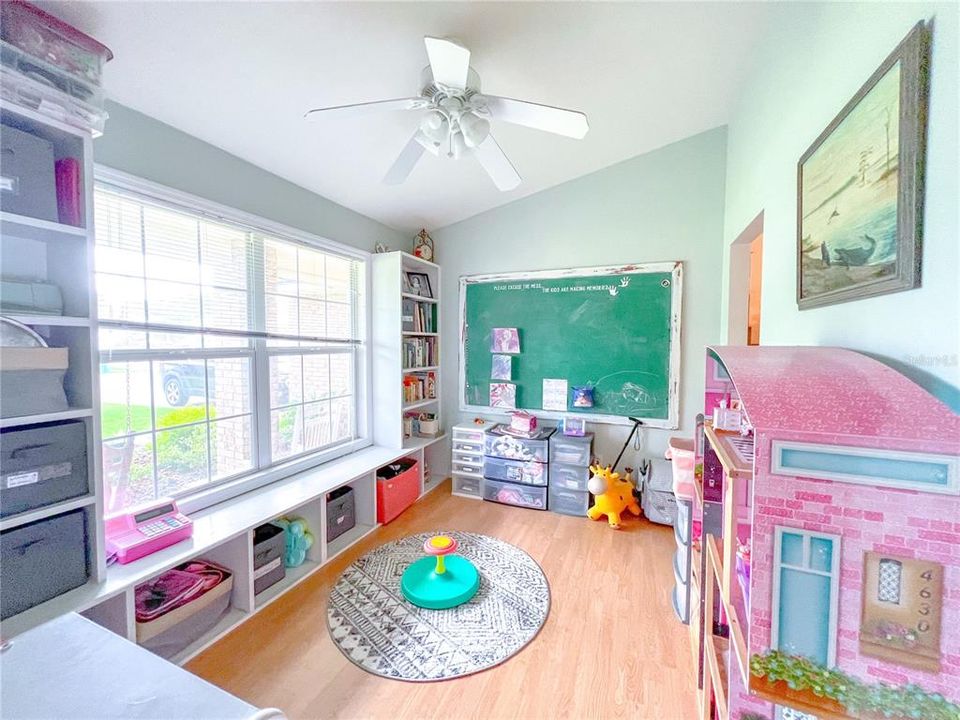 Activo con contrato: $325,000 (3 camas, 2 baños, 1686 Pies cuadrados)