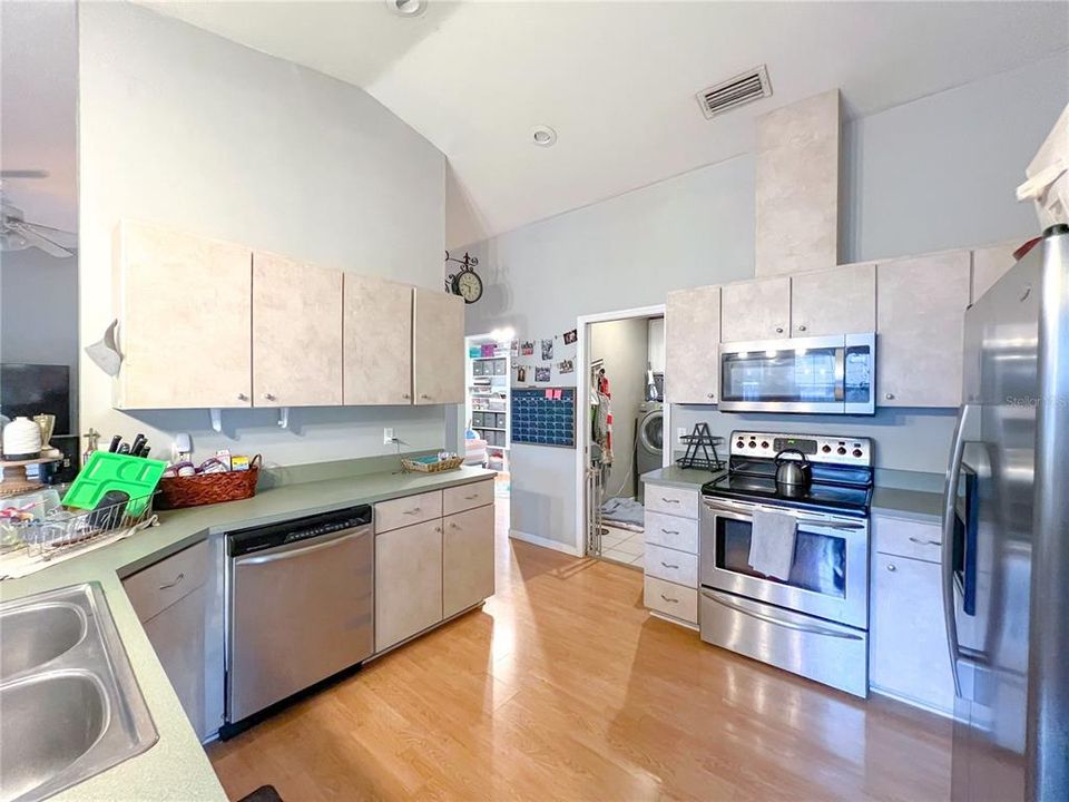 Activo con contrato: $325,000 (3 camas, 2 baños, 1686 Pies cuadrados)