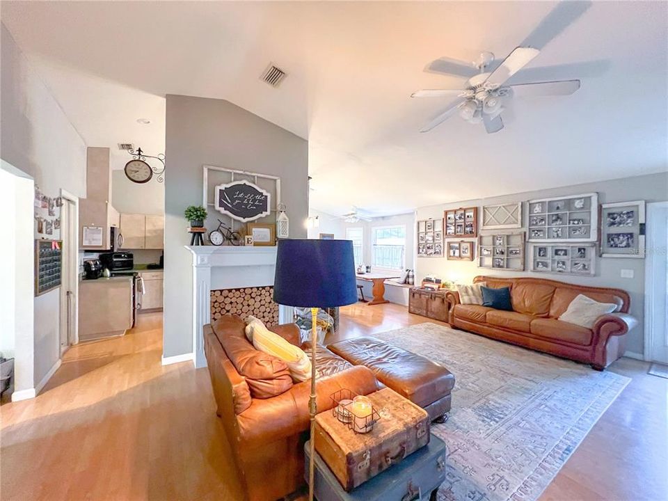 Activo con contrato: $325,000 (3 camas, 2 baños, 1686 Pies cuadrados)