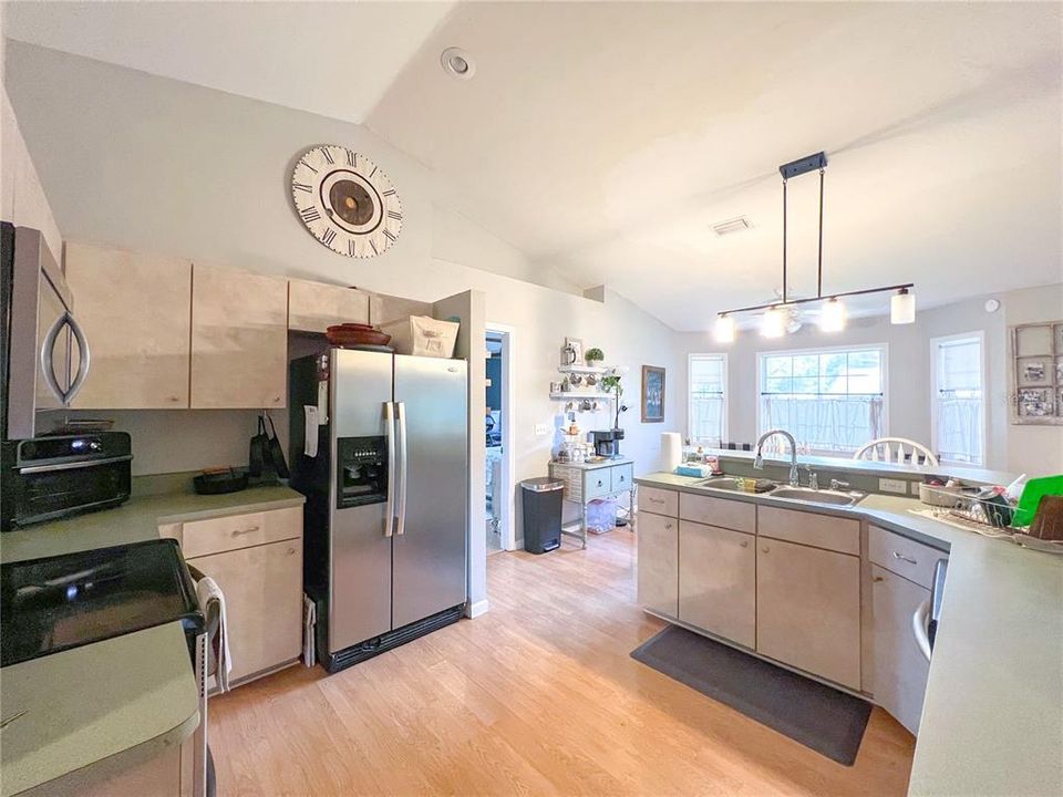 Activo con contrato: $325,000 (3 camas, 2 baños, 1686 Pies cuadrados)