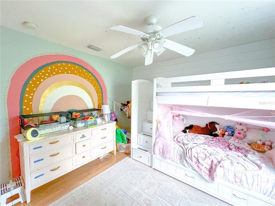 Activo con contrato: $325,000 (3 camas, 2 baños, 1686 Pies cuadrados)