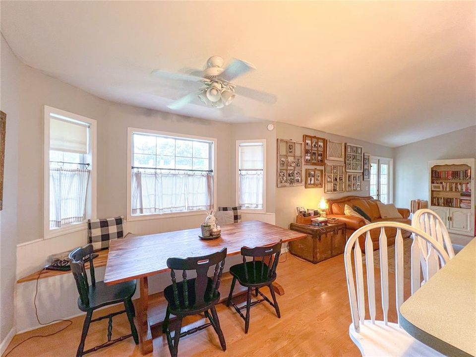 Activo con contrato: $325,000 (3 camas, 2 baños, 1686 Pies cuadrados)